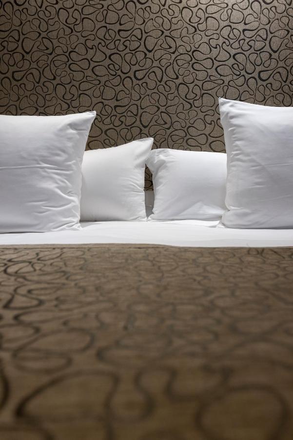 Hospes Palacio del Bailio Córdoba Exterior foto A bed with two pillows