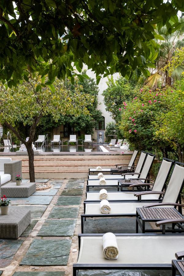 Hospes Palacio del Bailio Córdoba Exterior foto The pool at the hotel