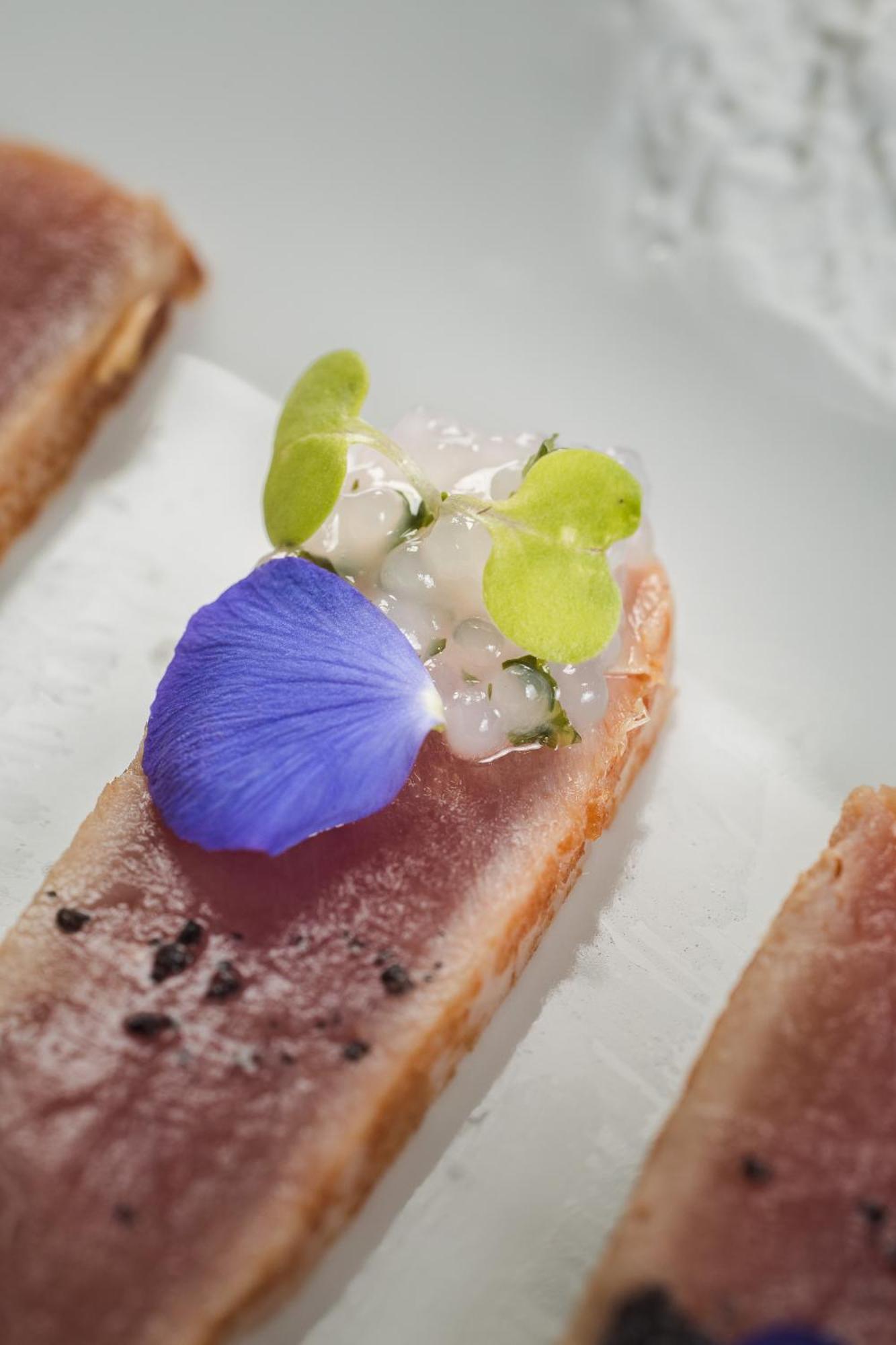 Hospes Palacio del Bailio Córdoba Exterior foto A blue pea petal on a dish of tuna