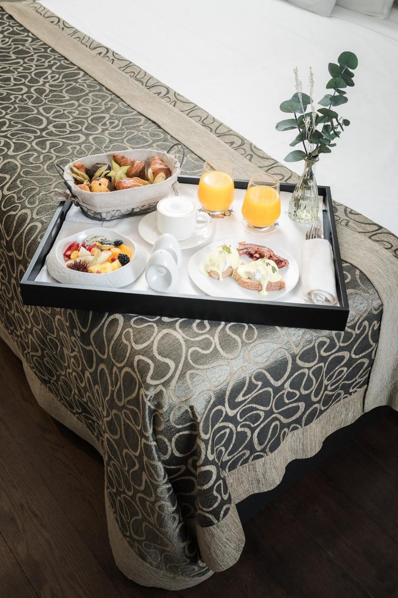 Hospes Palacio del Bailio Córdoba Exterior foto Room service