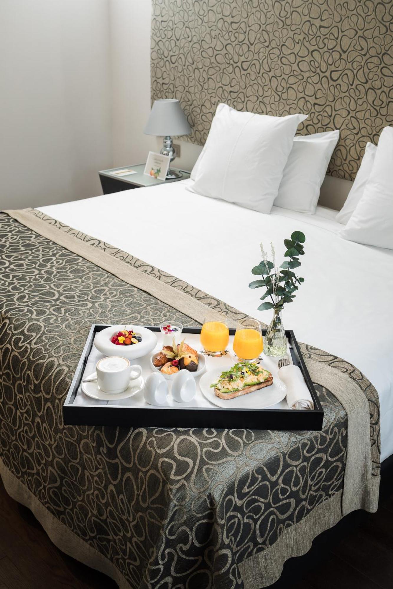 Hospes Palacio del Bailio Córdoba Exterior foto Room service