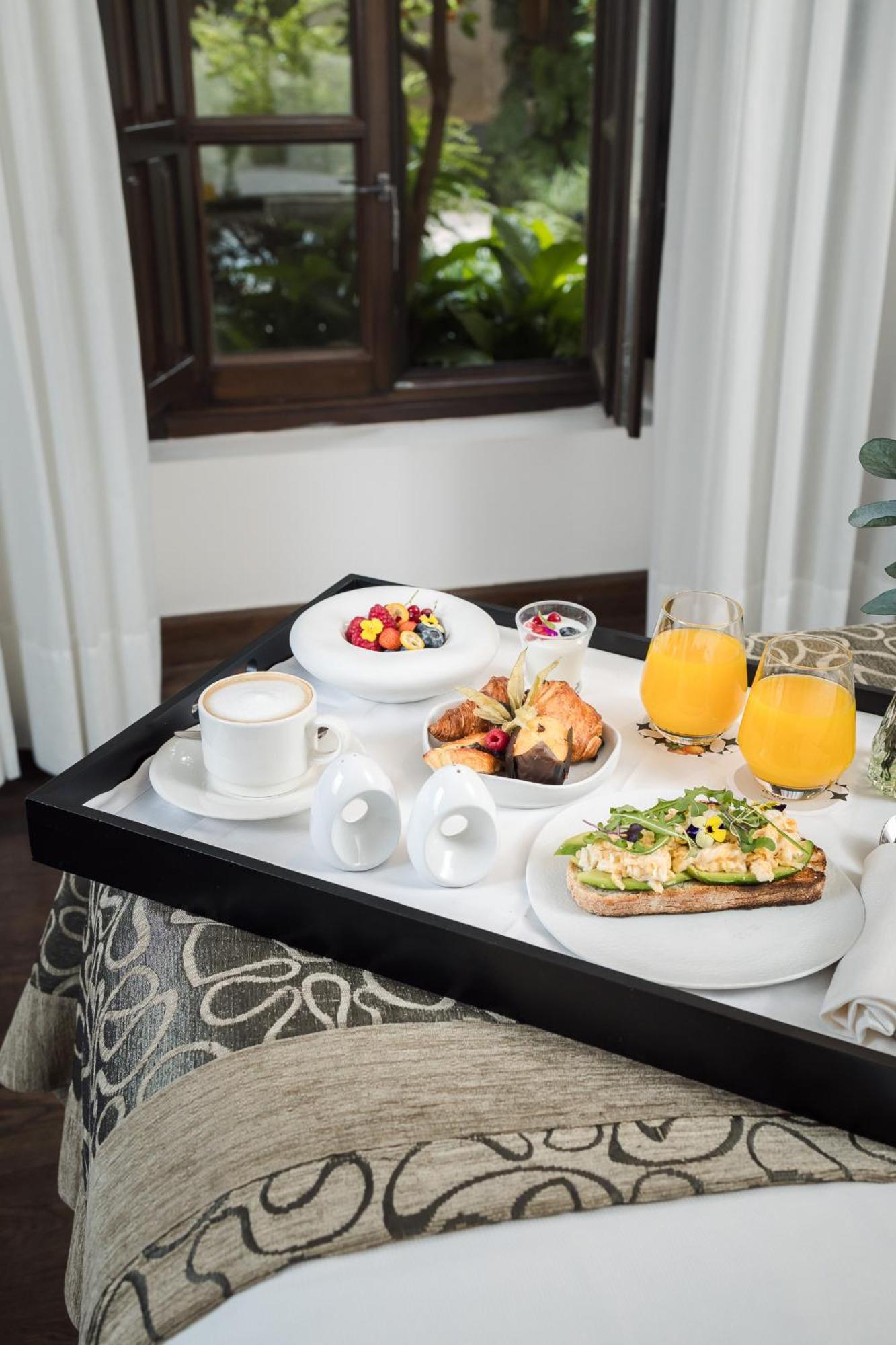 Hospes Palacio del Bailio Córdoba Exterior foto Room service